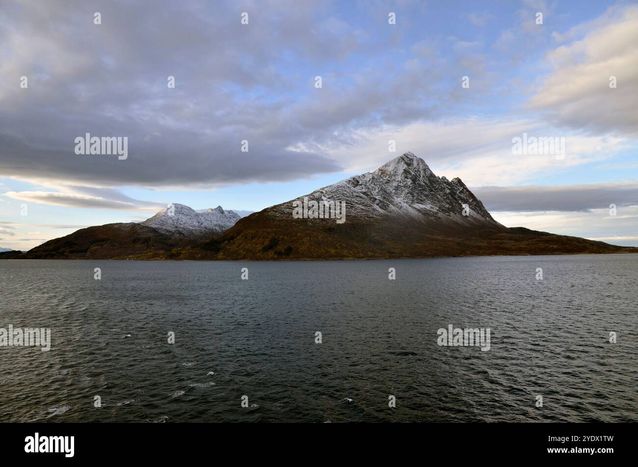 Montagnes et fjords sur la côte norvégienne, près du cercle Arctique Banque D'Images