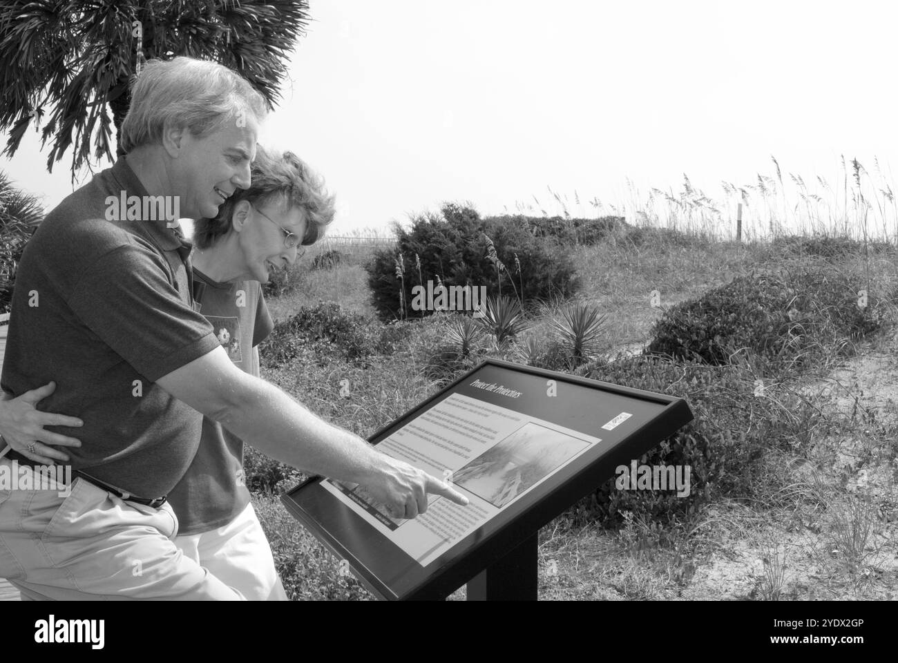 Couple âgé caucasien 50 à 55 ans regardant le panneau d'information à Myrtle Beach State Park en Caroline du Sud. ÉTATS-UNIS. Banque D'Images