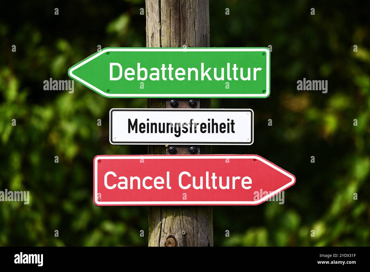 FOTOMONTAGE, Schilder mit Aufschrift Annuler culture, Debattenkultur und Meinungsfreiheit *** FOTOMONTAGE, signe avec les mots Annuler culture, débat culture et liberté d'expression Banque D'Images