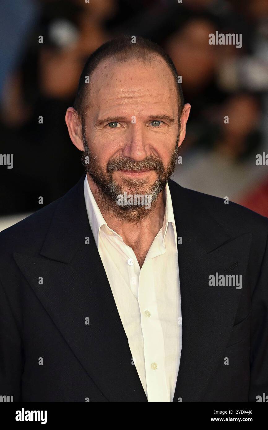 Italie, Rome, 26 octobre 2024 - 19ème Festival du film de Rome. Tapis rouge du film 'Conclave' photo : Ralph Fiennes photo © Fabio Mazzarella/Sintesi/Alamy Live News Banque D'Images