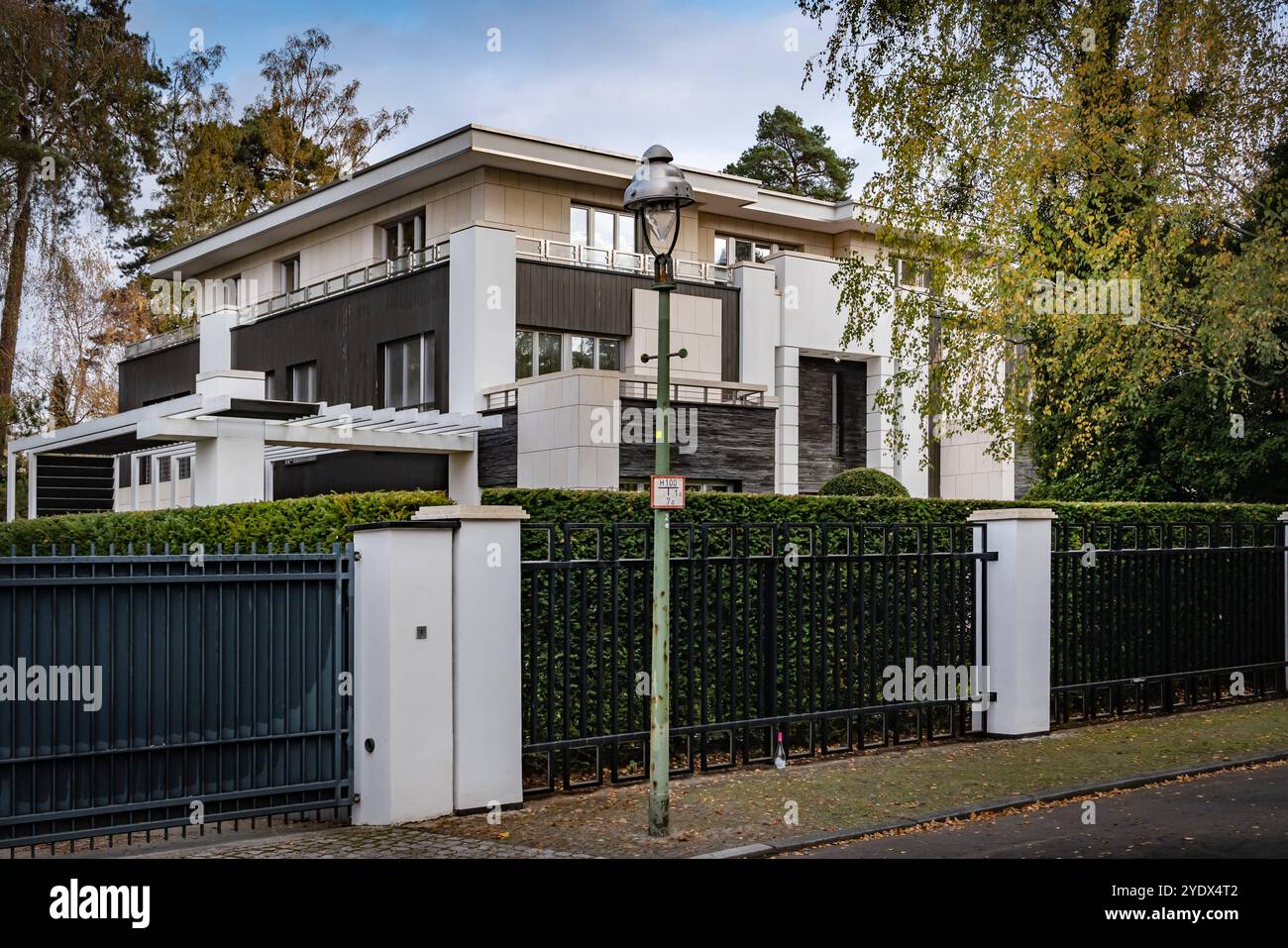 Berlin Charlottenburg-Wilmersdorf Waldtierviertel am Grunewald, Beliebt BEI russischen Oligarchen : Villa am Wildentensteig wird Arkadij Rotenberg zugeschrieben - 28,1022024 Berlin *** Berlin Charlottenburg Wilmersdorf quartier animalier de Grunewald, populaire auprès des oligarques russes Villa on Wildentensteig est attribuée à Arkadij Rotenberg 28 1022024 Berlin Banque D'Images