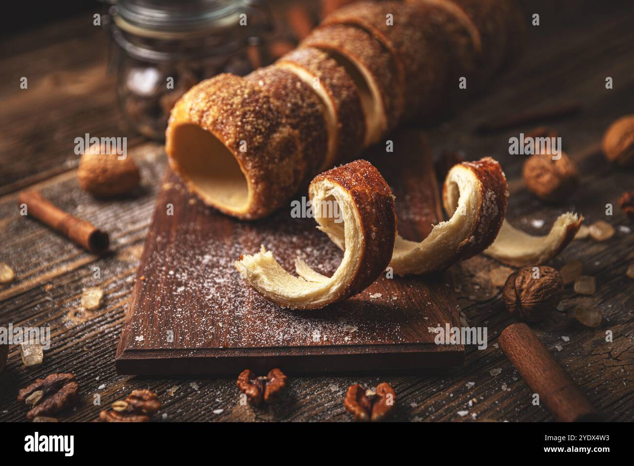 Gâteau cheminée fraîchement cuit une pâtisserie hongroise traditionnelle, tranchée et prête à déguster, avec de la cannelle, du sucre et des noix Banque D'Images
