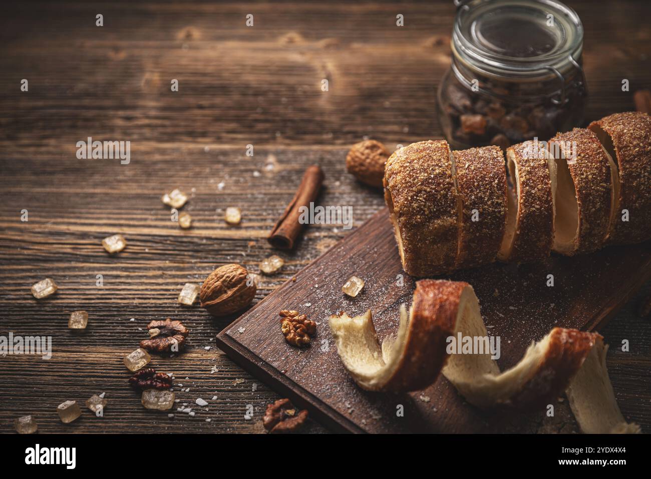 Kurtoskalacs, également connu sous le nom de gâteau de cheminée, est un gâteau à la broche spécifique à la cuisine hongroise et parfois appelé un gâteau de mariage hongrois Banque D'Images
