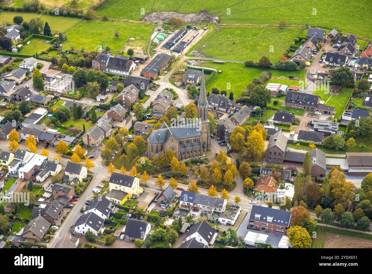 Luftbild, produits Georg Pfarrkirche im Wohngebiet Eltener Straße, Hüthum, Emmerich am Rhein, Niederrhein, Nordrhein-Westfalen, Deutschland ACHTUNGxMINDESTHONORARx60xEURO *** vue aérienne, église paroissiale Georges dans le quartier résidentiel Eltener Straße, Hüthum, Emmerich am Rhein, Bas Rhin, Rhénanie du Nord-Westphalie, Allemagne ATTENTIONxMINDESTHONORARx60xEURO Banque D'Images