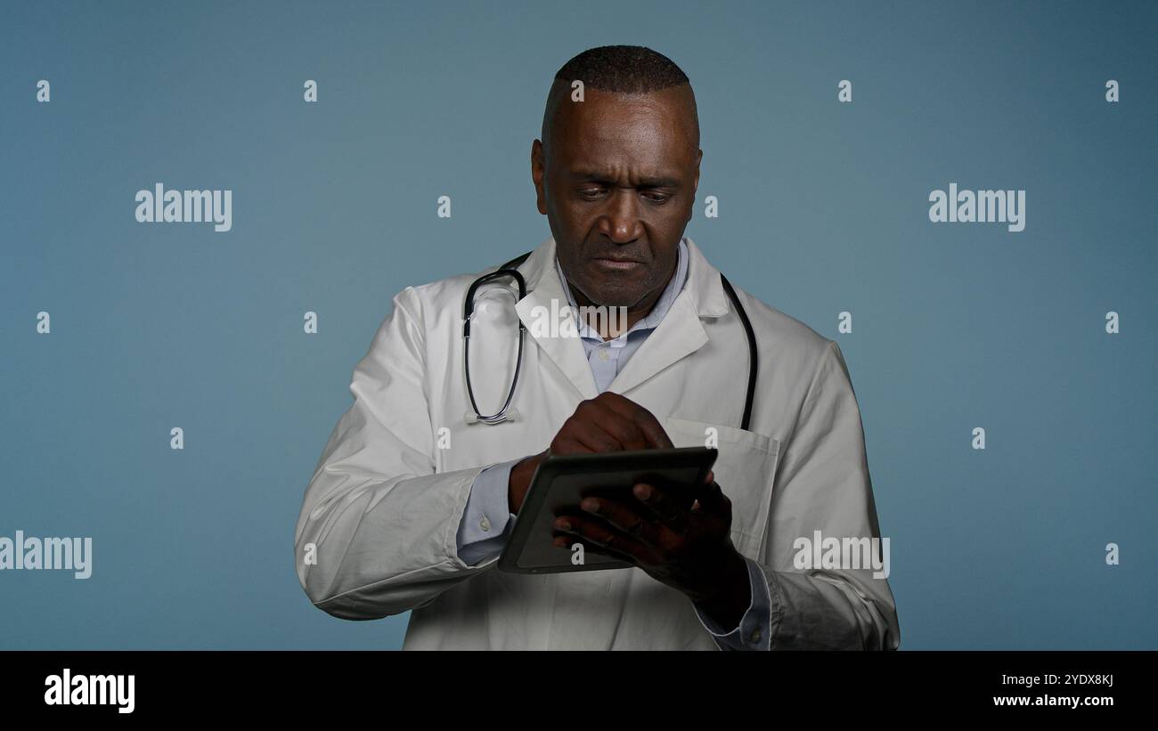 Homme afro-américain professionnel médecin thérapeute consultant patient à l'aide de tablette numérique pour rendez-vous en ligne traitement moderne lire Banque D'Images