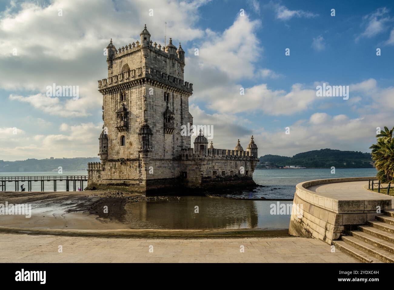 Vue extérieure de la façade de la Tour de Belém, XVIe siècle, style manuélin, ancienne construction militaire, ville de Lisbonne, capitale du Portugal. Banque D'Images
