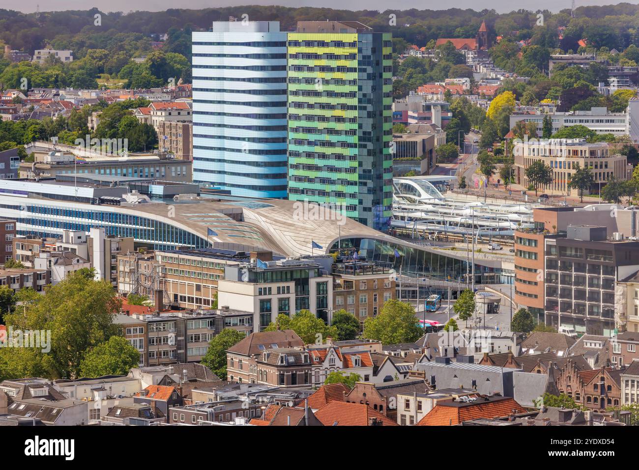 Vue sur le quartier de la gare centrale avec des bureaux dans le centre-ville d'Arnhem, pays-Bas Banque D'Images