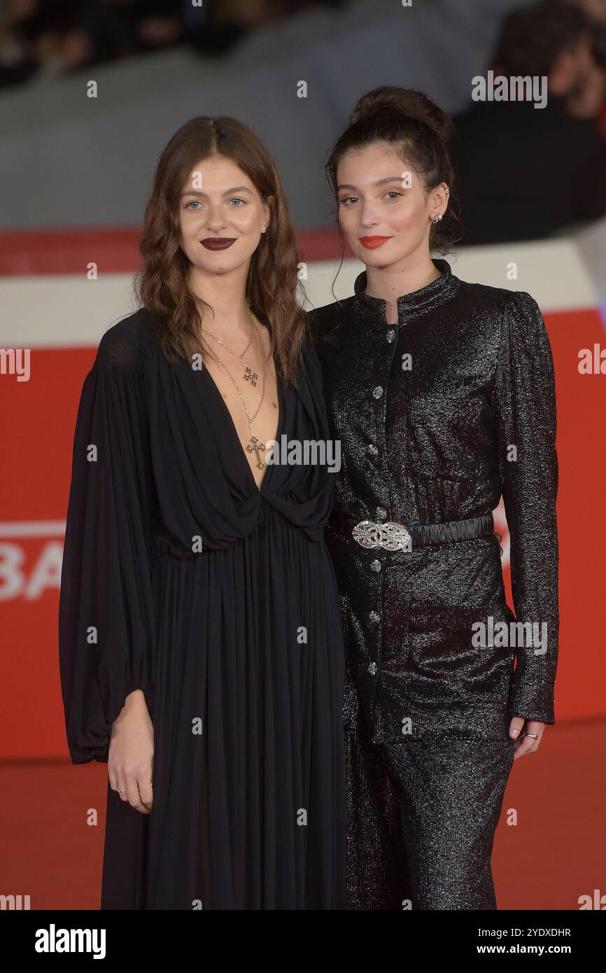 Italie, Rome, 25 octobre 2024 - 19ème Festival du film de Rome. Tapis rouge de la série 'L'amica geniale. Storia della bambina perduta (ma brillante amie). Photo : Gaia Girace et Margherita Mazzucco photo © Fabio Mazzarella/Sintesi/Alamy Live News Banque D'Images