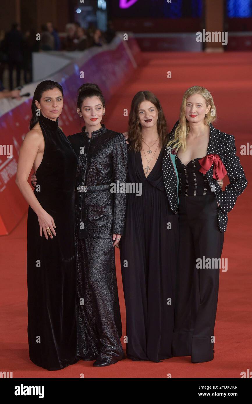 Italie, Rome, 25 octobre 2024 - 19ème Festival du film de Rome. Tapis rouge de la série 'L'amica geniale. Storia della bambina perduta (ma brillante amie). Photo : Irene Maiorino, Gaia Girace, Margherita Mazzucco et Alba Rohrwacher photo © Fabio Mazzarella/Sintesi/Alamy Live News Banque D'Images