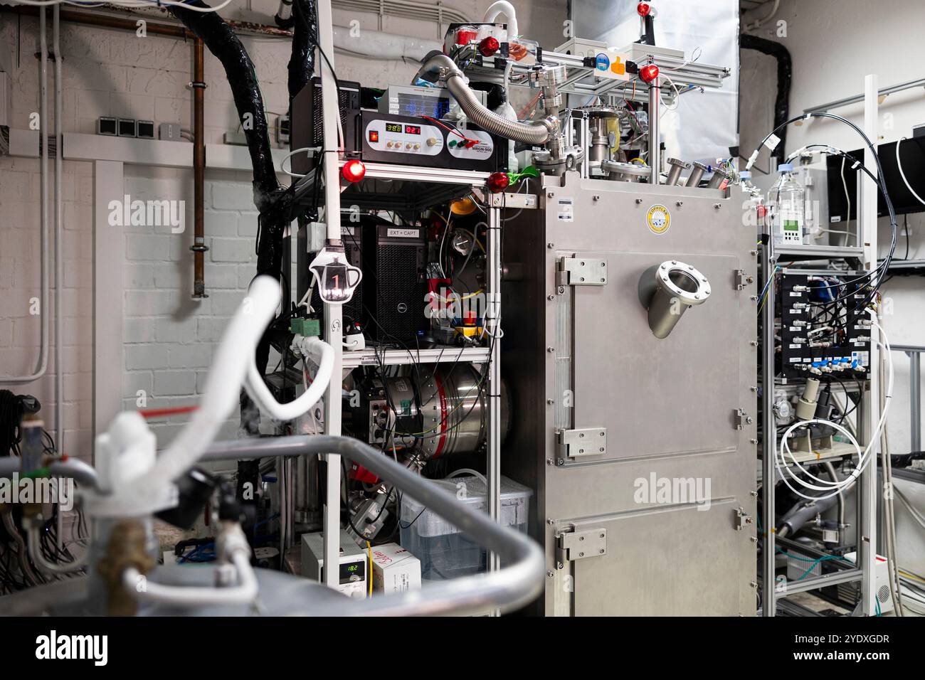 28 octobre 2024, basse-Saxe, Brunswick : une chambre à vide thermique pour extraire l'eau de la poussière lunaire glacée (regolithe) est située dans le laboratoire de physique des comètes (CoPhyLab) de l'Institut de géophysique et de physique extraterrestre de l'Université technique de Braunschweig. L'objectif du projet « validation des technologies d'extraction et de purification de l'eau lunaire pour la production in situ de propergol et de consommables » (LUWEX) est une possibilité future d'approvisionnement des astronautes en carburant de fusée et en eau potable sur la lune. Le projet LUWEX est réalisé sous la direction de l'Allemagne Banque D'Images