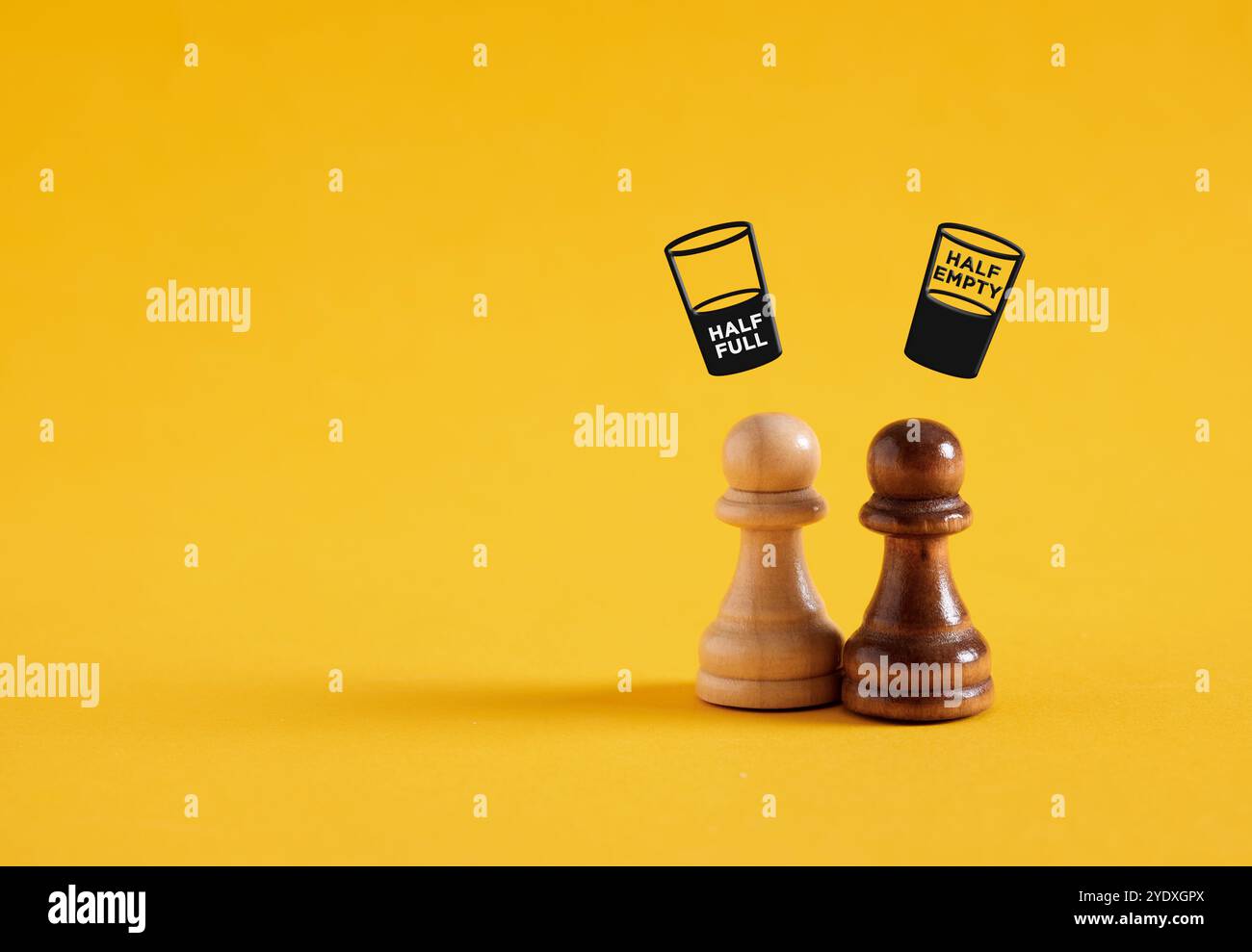 Concept à moitié vide contre moitié plein. Pensée négative ou positive ou prise de décision. Optimisme ou pessimisme. Pions d'échecs avec des symboles de verre sur vous Banque D'Images