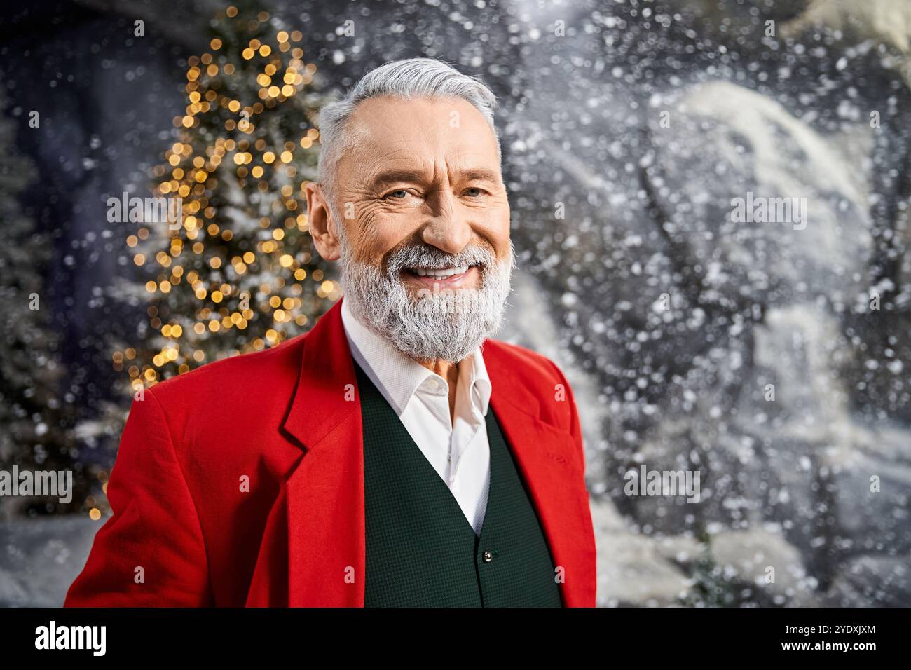 Un personnage joyeux vêtu de rouge profite de la saison des fêtes dans un environnement enneigé et festif. Banque D'Images
