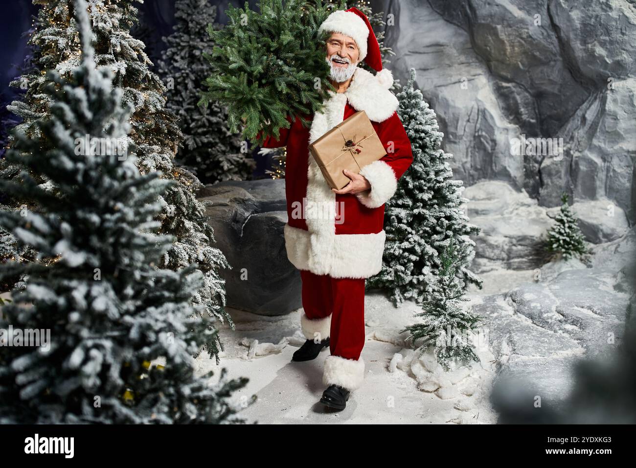 Le Père Noël transporte des cadeaux et de la verdure à travers un paysage enneigé rempli de joie. Banque D'Images