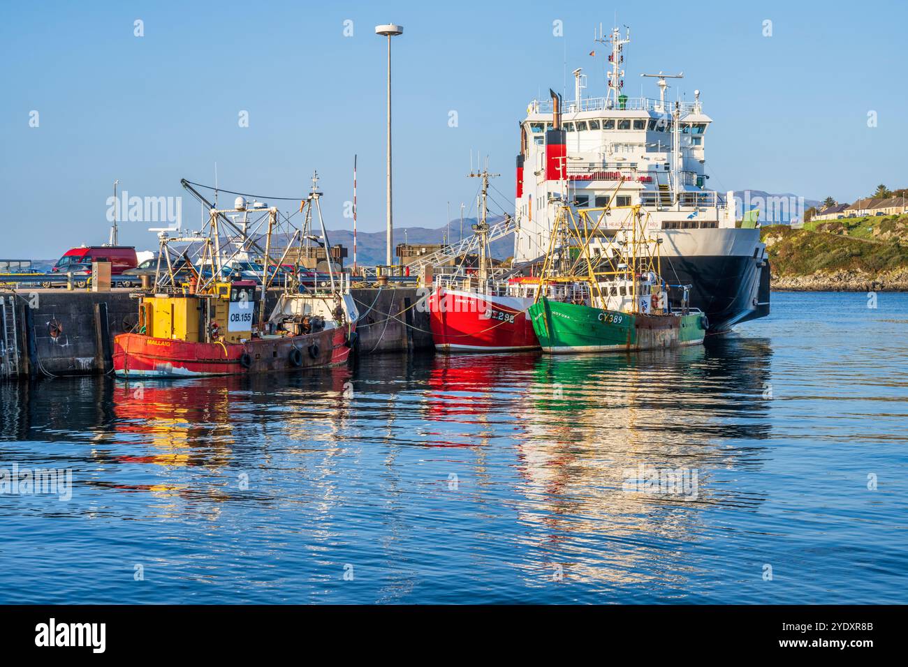 Bateaux de pêche colorés et ferry CalMac MV Coruisk sur le quai du port de Mallaig - Mallaig, Lochaber, Highlands écossais, Écosse Banque D'Images