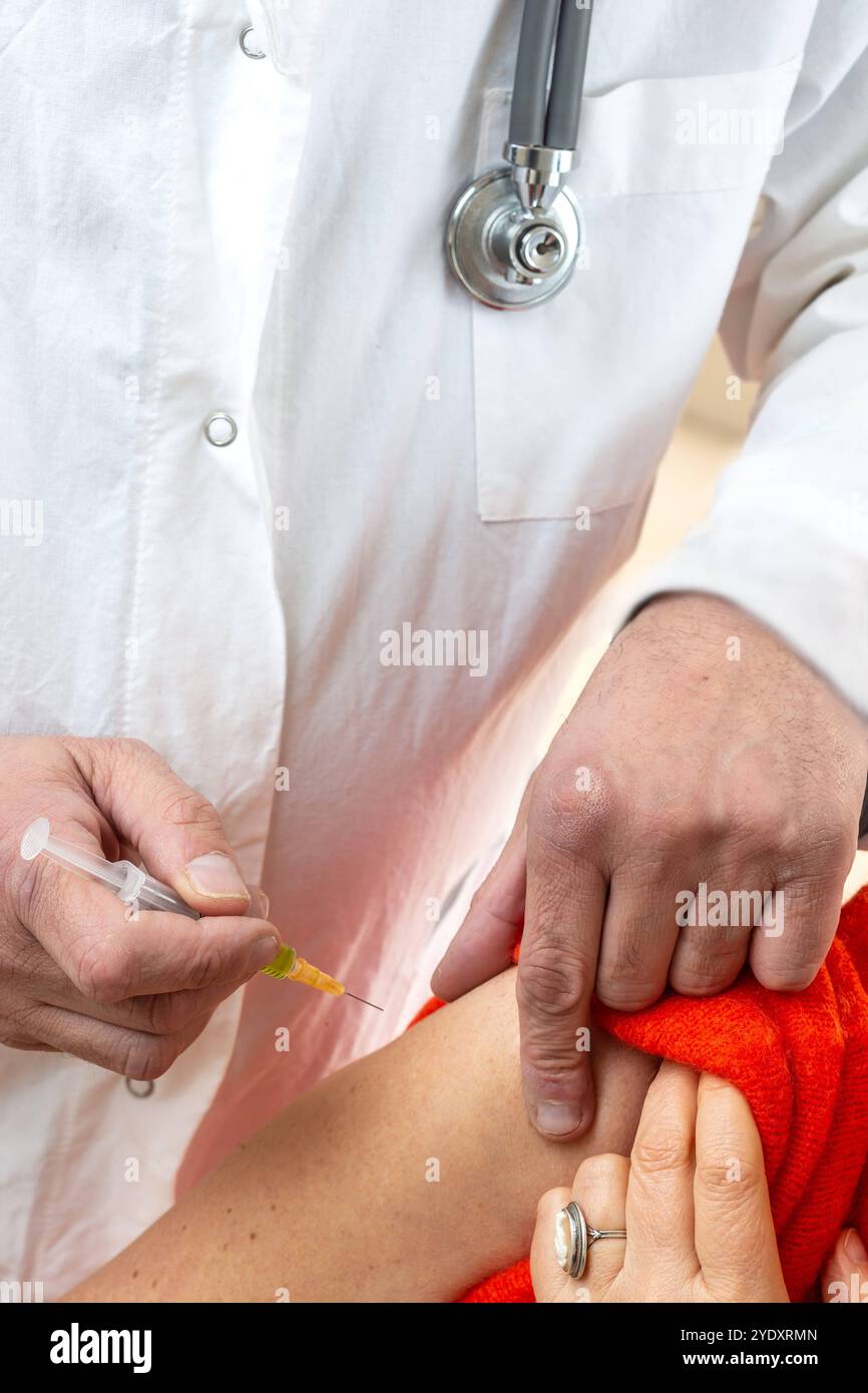 Vaccination d'une personne âgée par un professionnel de santé. Vaccination 016414 008 Banque D'Images