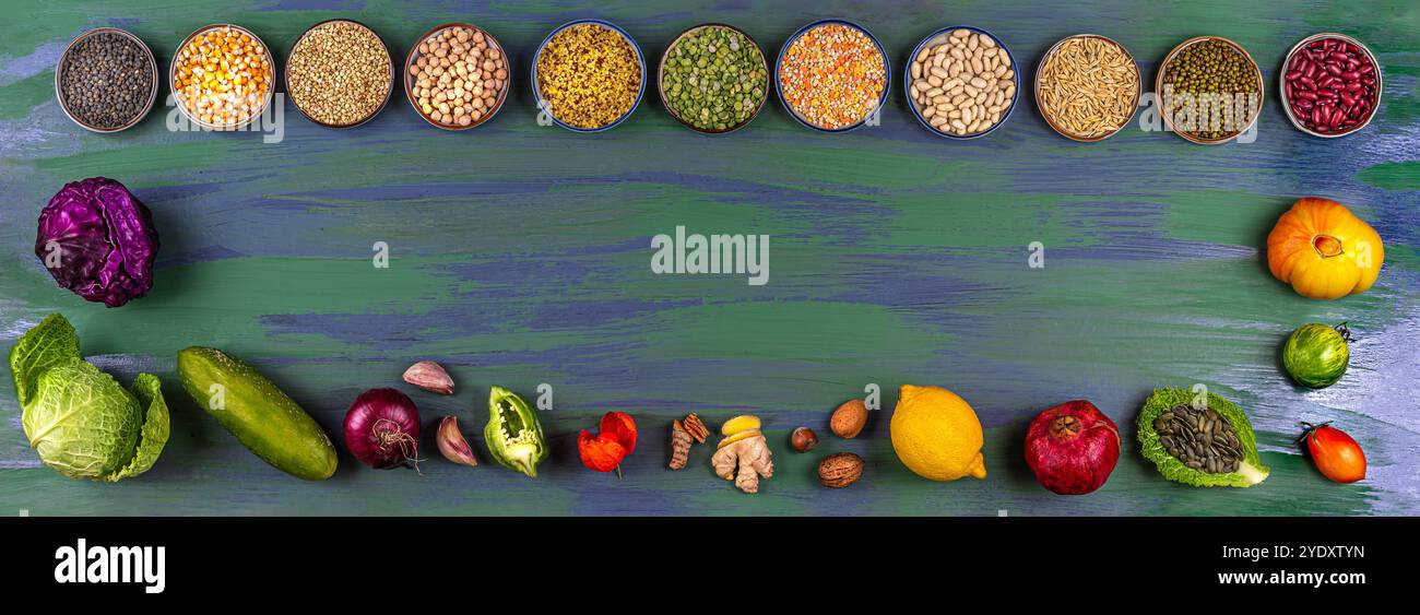 Céréales en haut dans des cuillères et des légumes frais et des fruits en bas du panoramique - fond blanc. Graines, céréales, fruits et légumes Banque D'Images