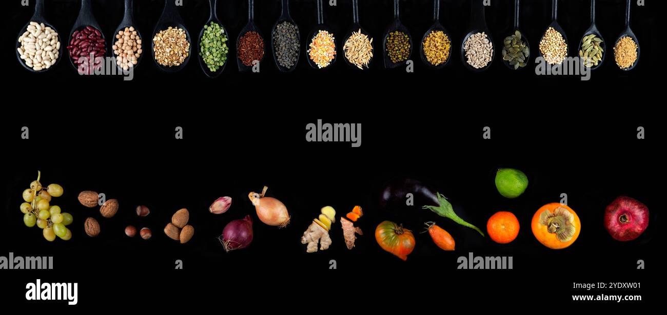 Céréales sur le dessus dans des cuillères en bois et légumes et fruits biologiques. Graines, céréales, fruits et légumes 016357 050 Banque D'Images