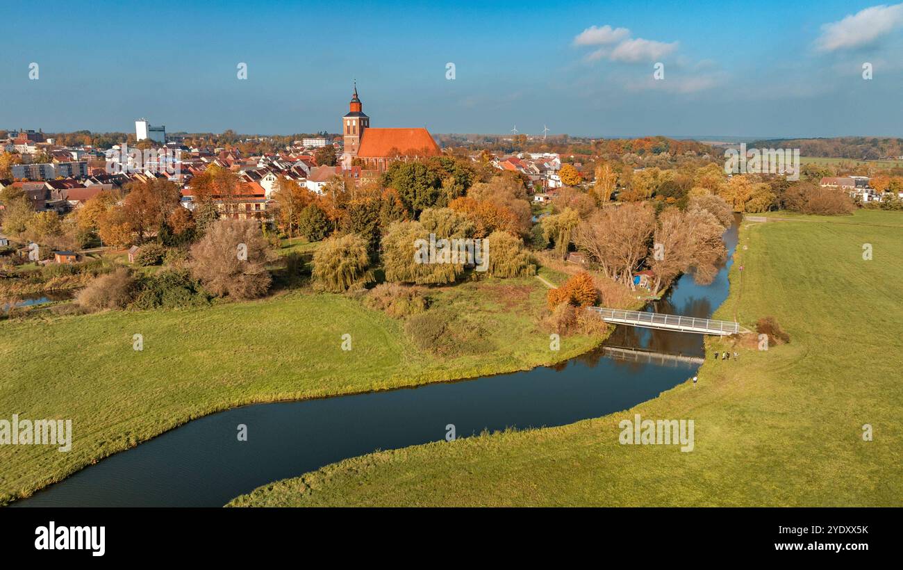 25.10.2024, Blick auf die Stadt Altentreptow dans le nord-ouest de Richtung. IM Vordergrund fließt die der Fluss Tollense Altentreptow Mecklenburg - Vorpommern Deutschland *** 25 10 2024 vue de la ville d'Altentreptow vers le nord-ouest la rivière Tollense coule au premier plan Altentreptow Mecklenburg Poméranie occidentale Allemagne Banque D'Images