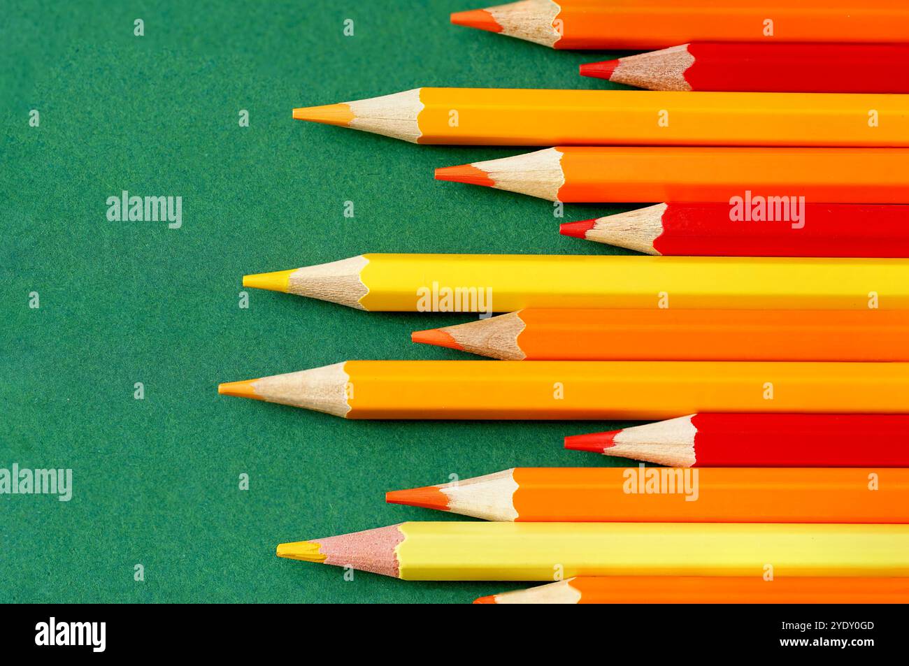 Crayons aiguisés sur un fond vert Banque D'Images