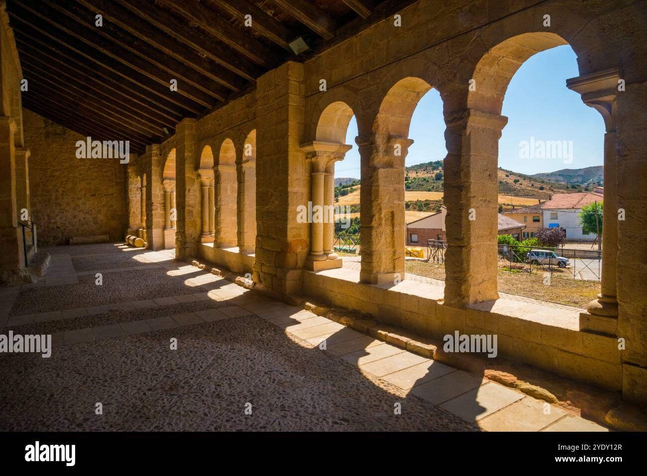 Atrium de l'église San Miguel. Beleña de Sorbe, province de Guadalajara, Castilla la Mancha, Espagne. Banque D'Images