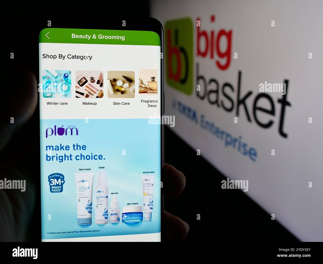 Personne tenant le téléphone portable avec la page Web de la société indienne d'épicerie en ligne BigBasket sur l'écran devant le logo. Concentrez-vous sur le centre de l'écran du téléphone. Banque D'Images