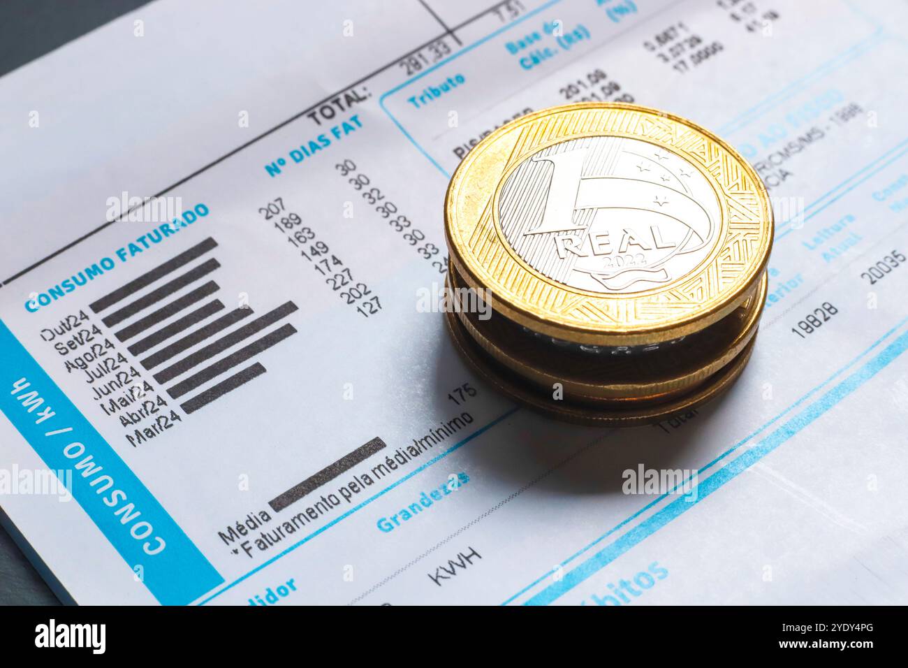 29 octobre 2024, Brésil. Une facture d'électricité et une vraie pièce de monnaie (argent brésilien) Banque D'Images