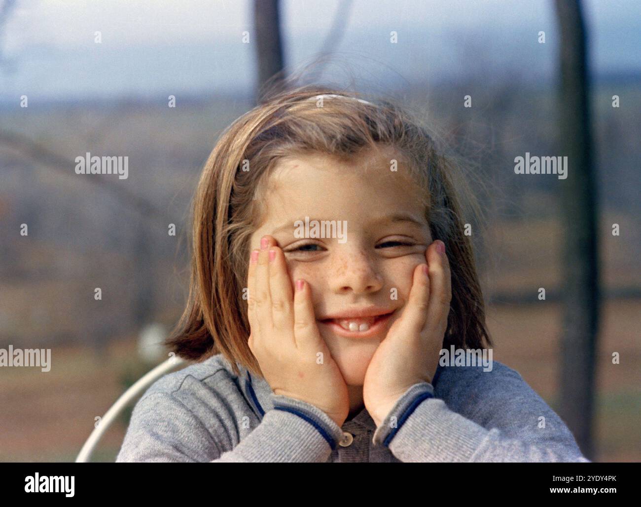 Portrait de la tête et des épaules de Caroline Kennedy, fille du président américain John F. Kennedy et de la première dame américaine Jacqueline Kennedy, à la résidence de la famille Kennedy, Wexford, Atoka, Virginie, États-Unis, Cecil Stoughton, photographies de la Maison Blanche, 10 novembre 1963 Banque D'Images