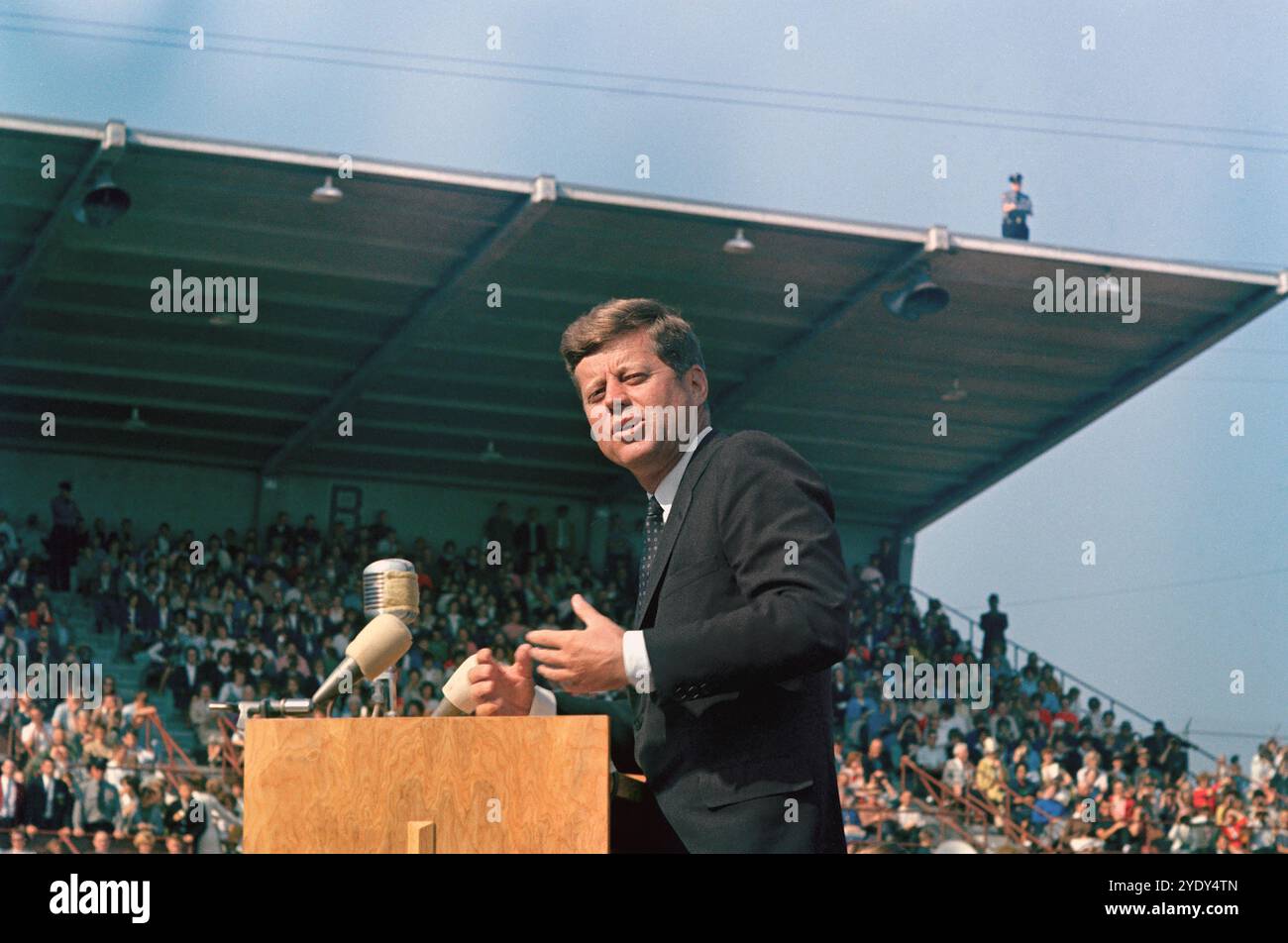 Le président américain John F. Kennedy prononçant un discours lors de la cérémonie de convocation conjointe organisée par l'Université luthérienne du Pacifique et l'Université de Puget Sound, Cheney Stadium, Tacoma, Washington, États-Unis, Cecil Stoughton, photographies de la Maison Blanche, 27 septembre 1963 Banque D'Images