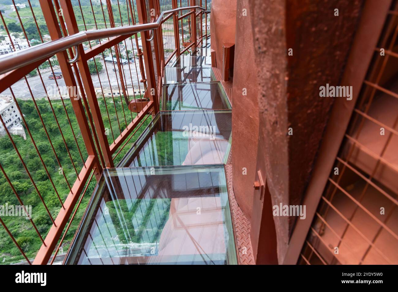 Plancher de verre d'aventure Glass Walk Experience au coucher du soleil à l'extérieur sous un angle différent Banque D'Images