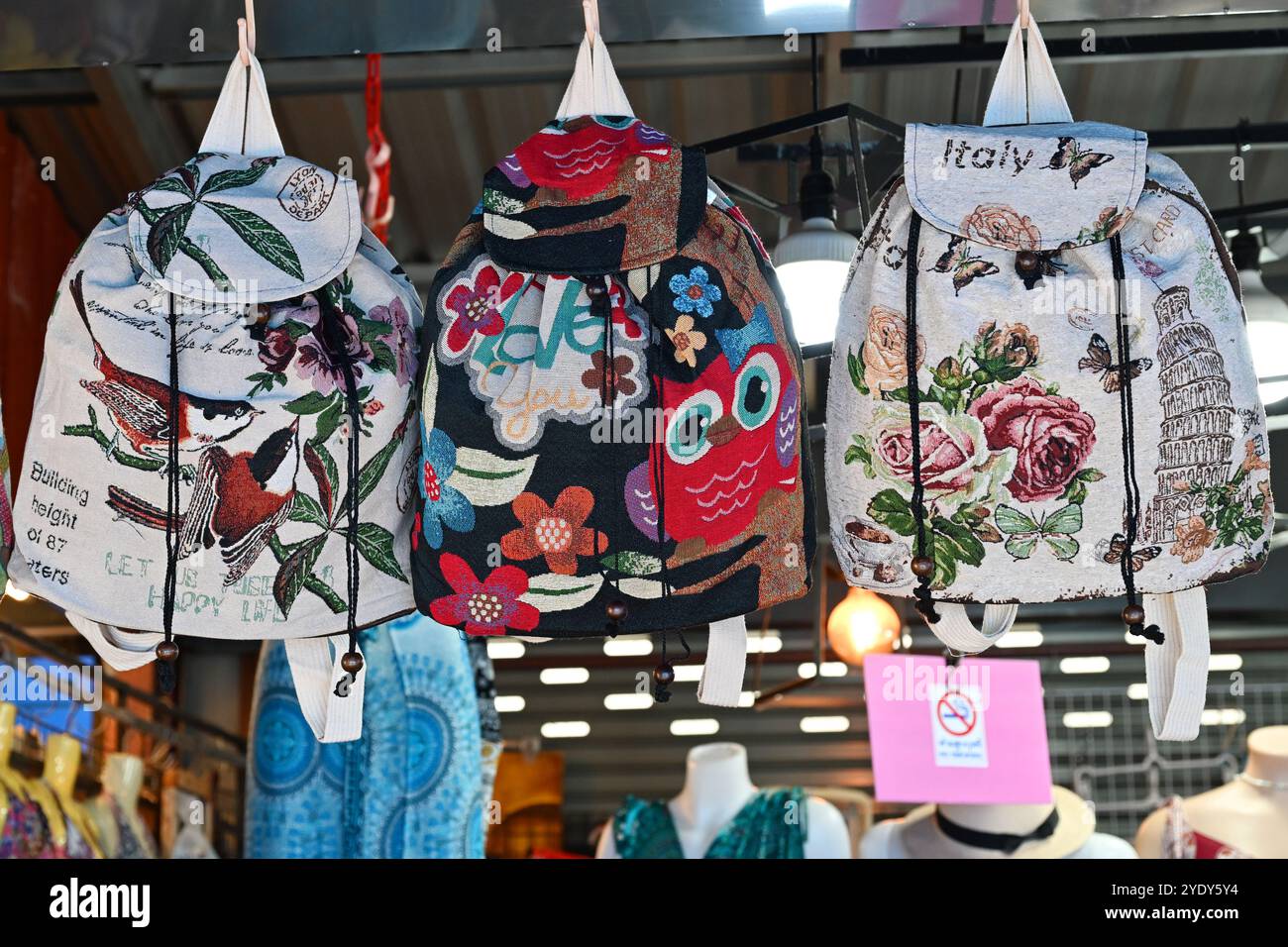 Les petits et beaux sacs à dos de fille sont affichés dans un magasin à vendre à Mae Klong, marché ferroviaire, Bangkok, Thaïlande Banque D'Images