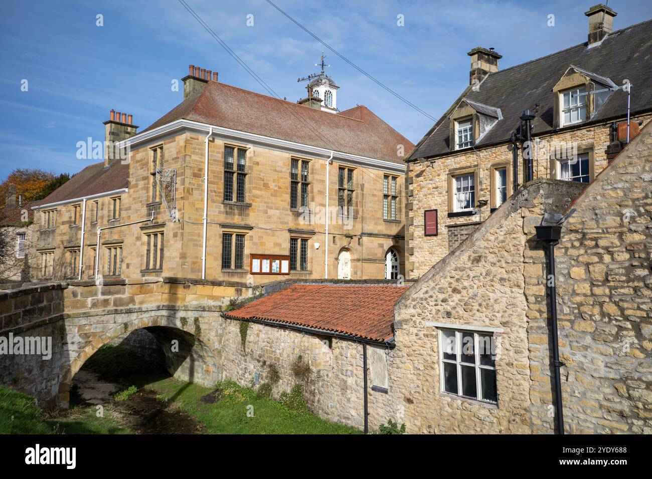 Helmsley, North Yorkshire, Royaume-Uni. Un pont sur la rivière Rye et des bâtiments pittoresques dans la ville de marché. Banque D'Images