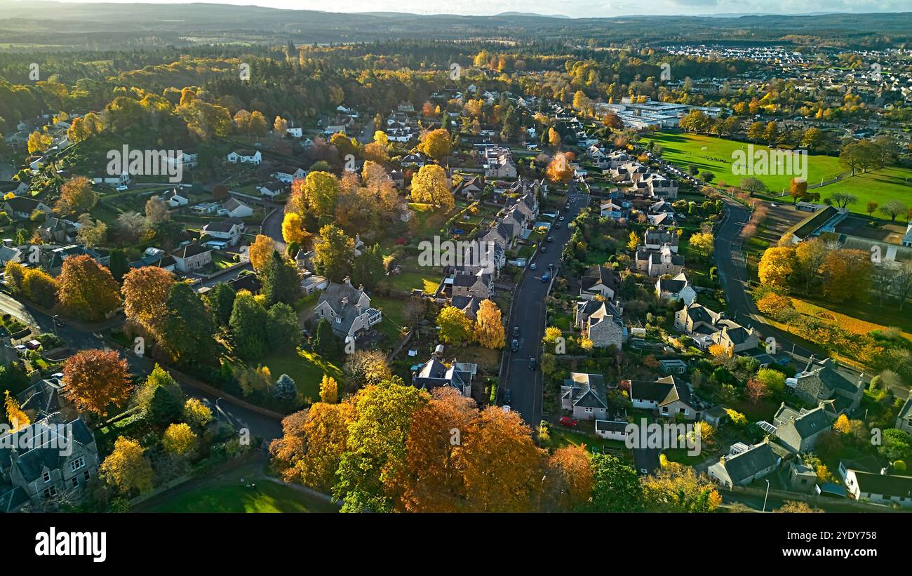 Forres Moray Scotland Leys Road et les maisons de ville avec des arbres aux couleurs automnales Banque D'Images