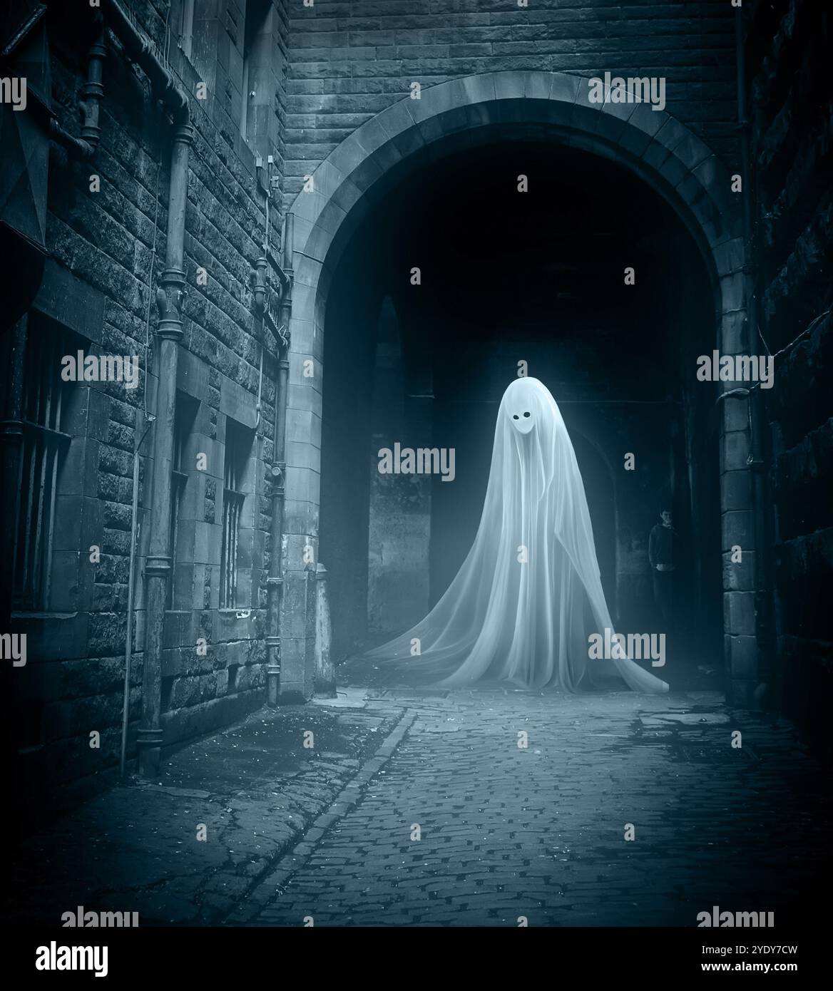 Une figure envoûtante dans une ruelle brumeuse la nuit capture les eeri Banque D'Images