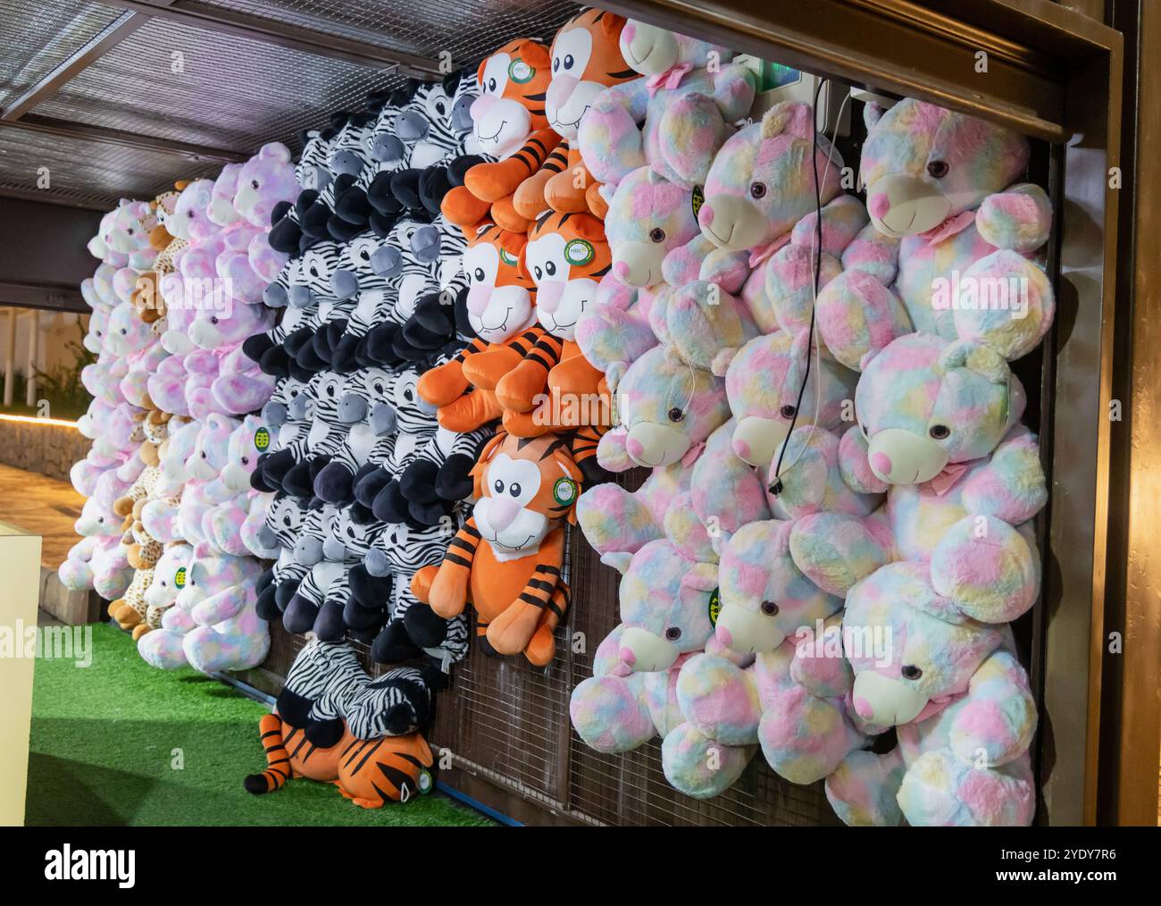 Ours en peluche colorés exposés au Street Market à vendre Banque D'Images