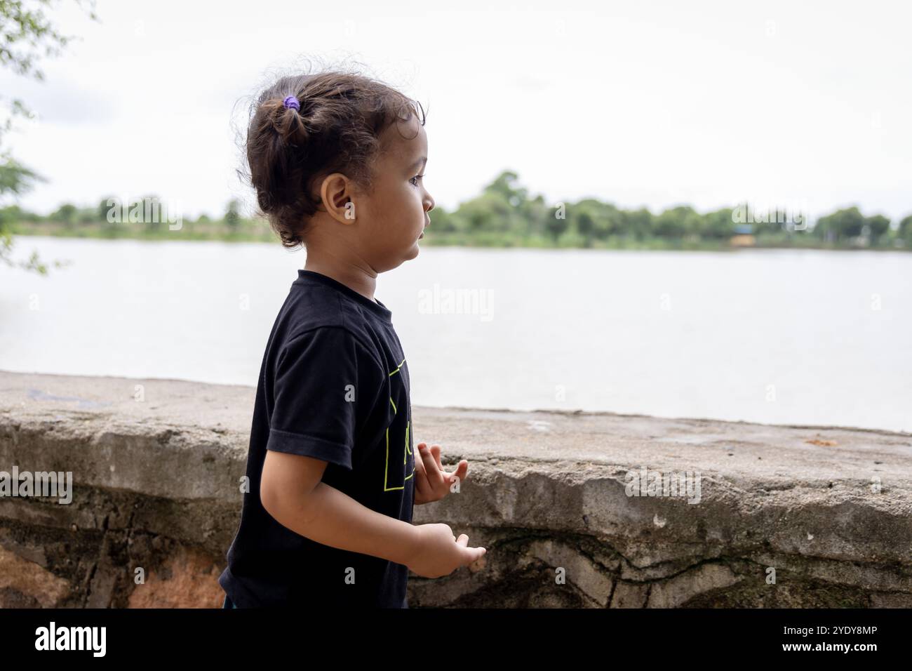 enfant isolé regardant le paysage naturel à l'extérieur le jour Banque D'Images