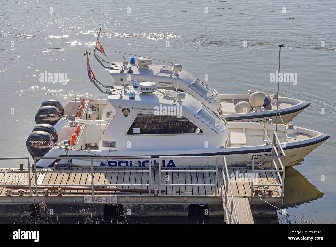 Slavonski Brod, Croatie - 22 octobre 2024 : deux vedettes de la police croate avec deux moteurs hors-bord Mercury amarrés au quai flottant de la rivière Sava. Banque D'Images