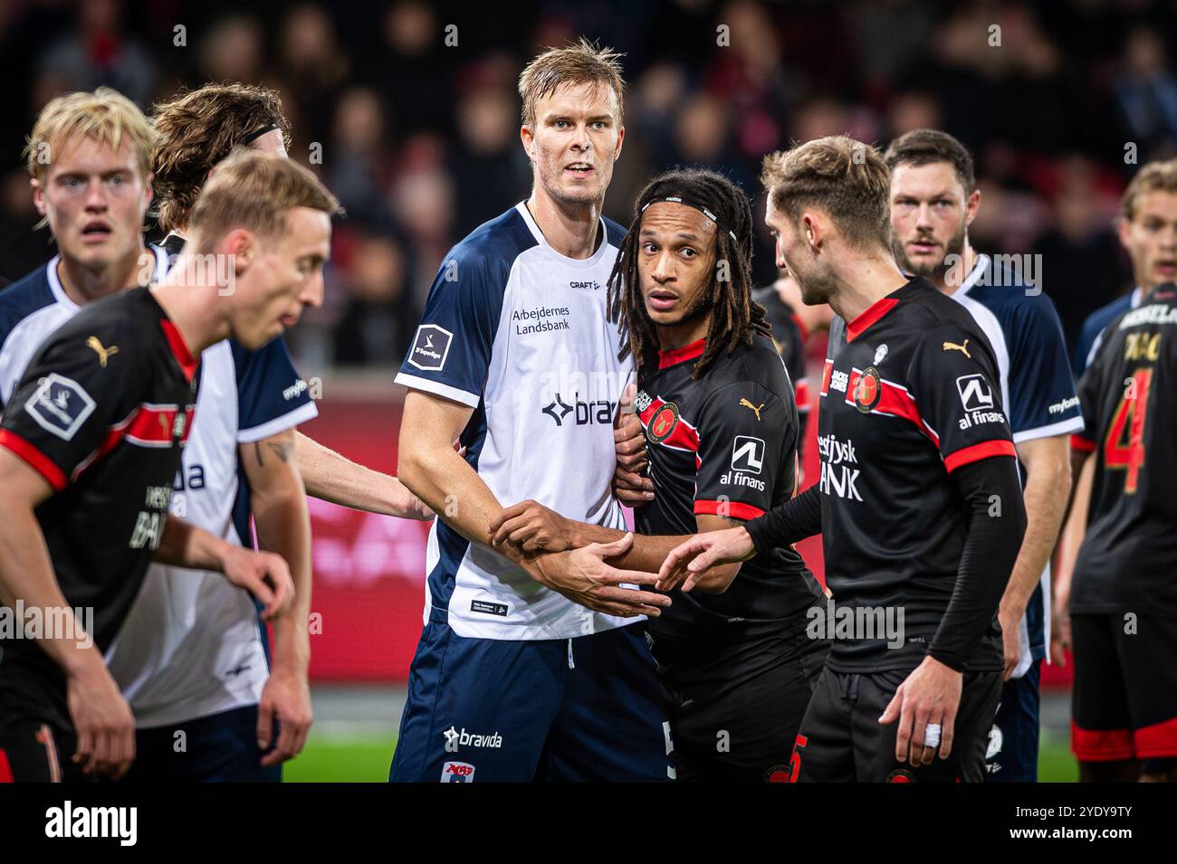 Herning, Danemark. 27 octobre 2024. Frederik Tingager (5 ans) d'Aarhus GF et Kevin Mbabu (R) du FC Midtjylland vus lors du match de 3F Superliga entre FC Midtjylland et Aarhus GF au MCH Arena de Herning. Banque D'Images