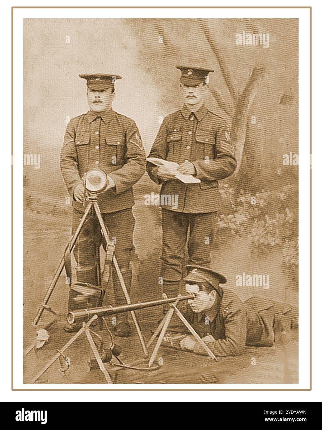 Première Guerre mondiale - Northumberland Fusileers Signalers using heliograph Equipment -Erster Weltkrieg - Northumberland Fusileers Signalgeber mit Heliographenausrüstung - Banque D'Images