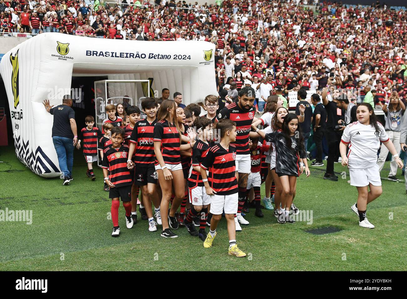 Rio de Janeiro, Brésil, 26 octobre 2024. Les fans de football de Flamengo entrent avec les joueurs lors du match Flamengo vs Juventude, pour le brésilien 2024 Banque D'Images