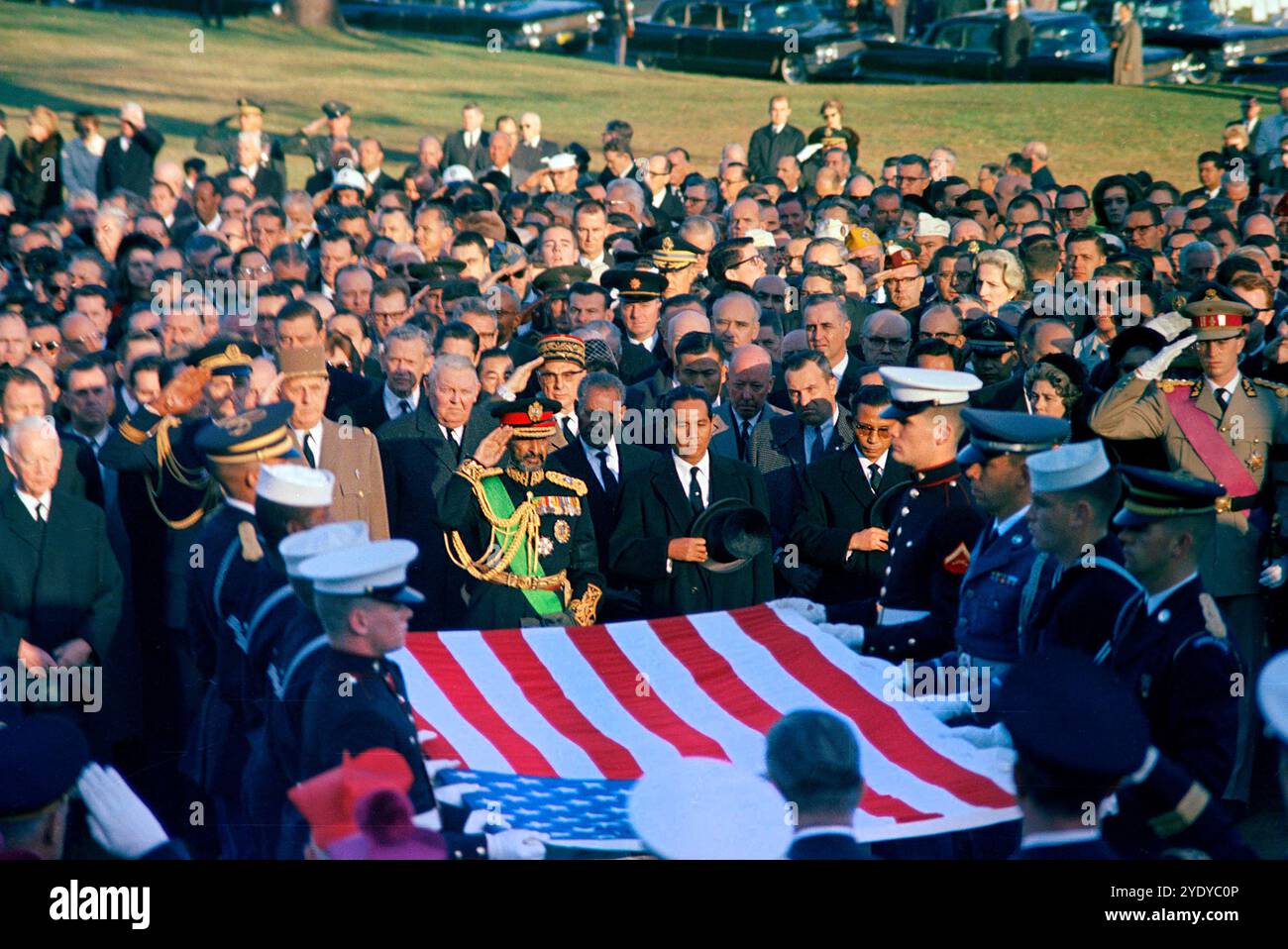 Président de l'Allemagne, Heinrich Lübke ; Président de la France, le général Charles de Gaulle (saluant à gauche) ; Chancelier de l'Allemagne de l'Ouest, Ludwig Erhard ; Empereur d'Éthiopie, Haile Selassie (saluant le centre, au premier plan) ; Président des Philippines, Diosdado Macapagal ; Président de la Corée du Sud, Chung Hee Park et d'autres fonctionnaires et dignitaires étrangers regardent les porteurs de la garde d'honneur lever le drapeau du cercueil lors des funérailles du château lors des funérailles du président John F. Cemeaire national, Arlington, États-Kennedy, États-Unis, Arlington, Virginie, Arlington, États-Unis Cecil Stoughton, photographies de la Maison Blanche, 25 novembre 1963 Banque D'Images