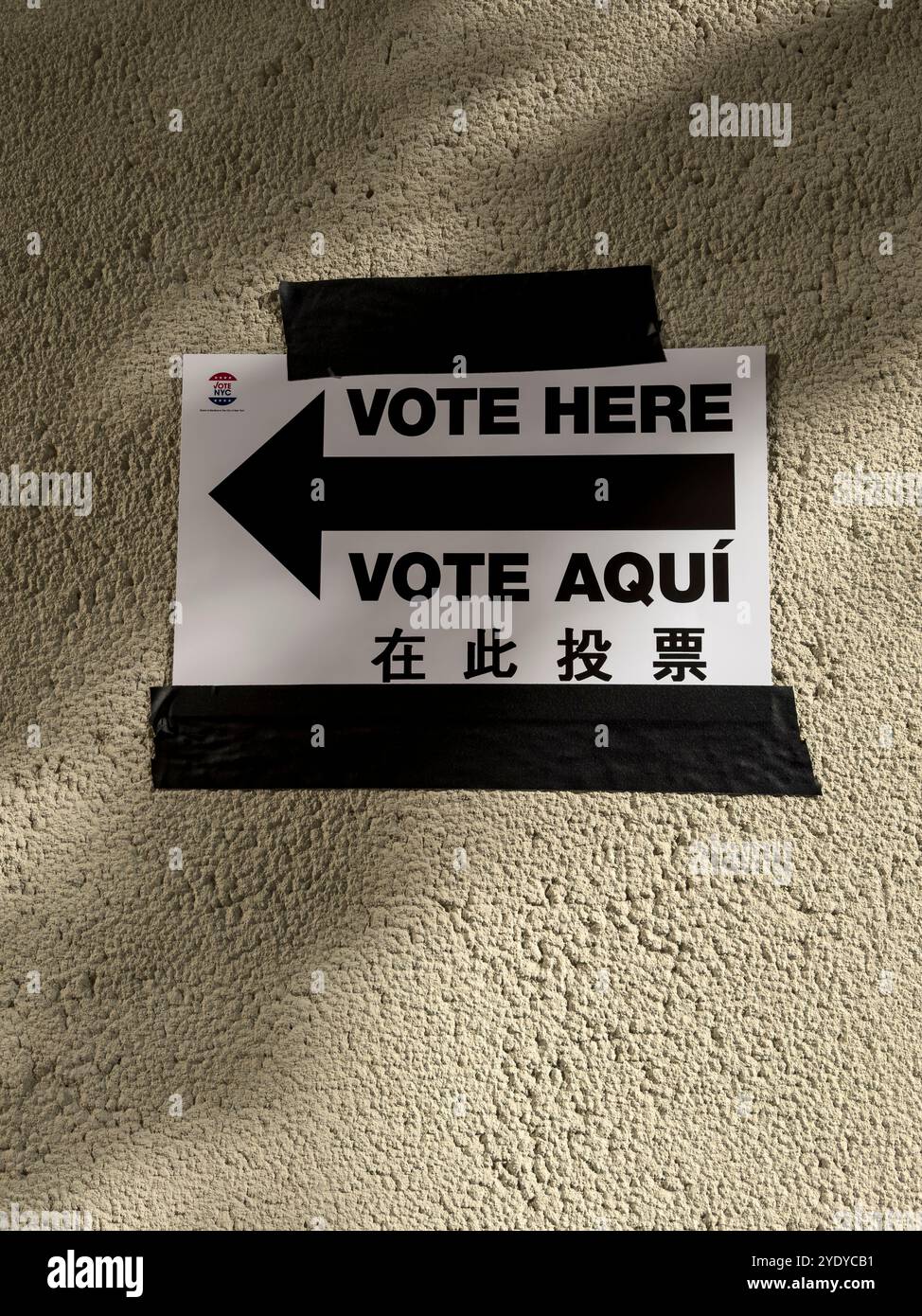 Votez ici signez en anglais, espagnol et chinois dans un bureau de vote à New York pour l'élection présidentielle de 2024 - Image de stock capturée avec un smartphone