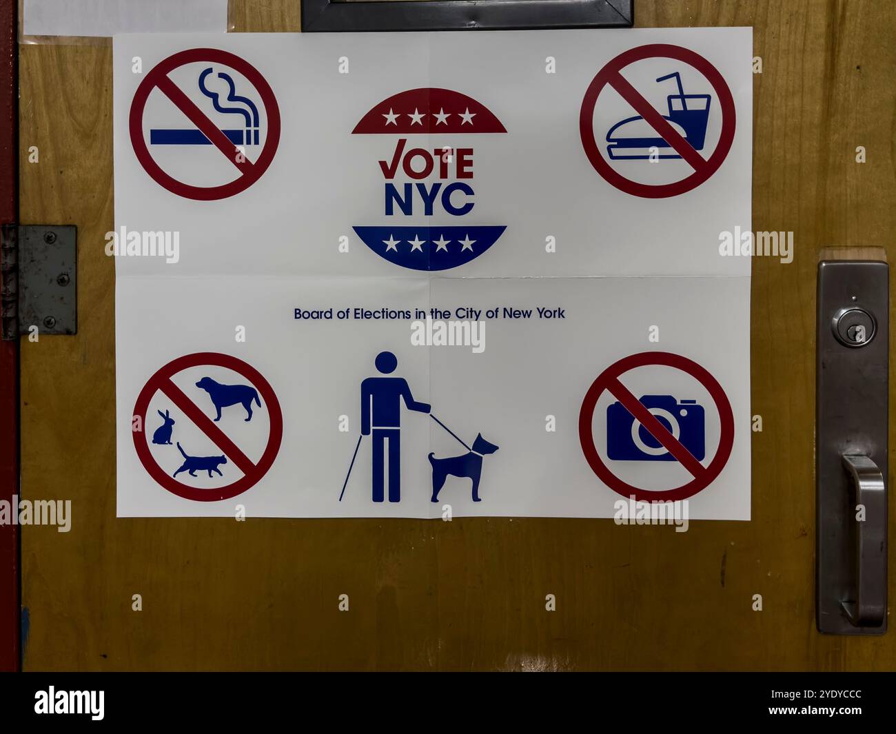 Signez sur le lieu de vote pour l'élection présidentielle de 2024 avec des pictogrammes interdisant de fumer, de manger, de prendre des photos et d'accueillir des animaux de compagnie, à l'exception des chiens d'assistance - Image de stock capturée avec un smartphone