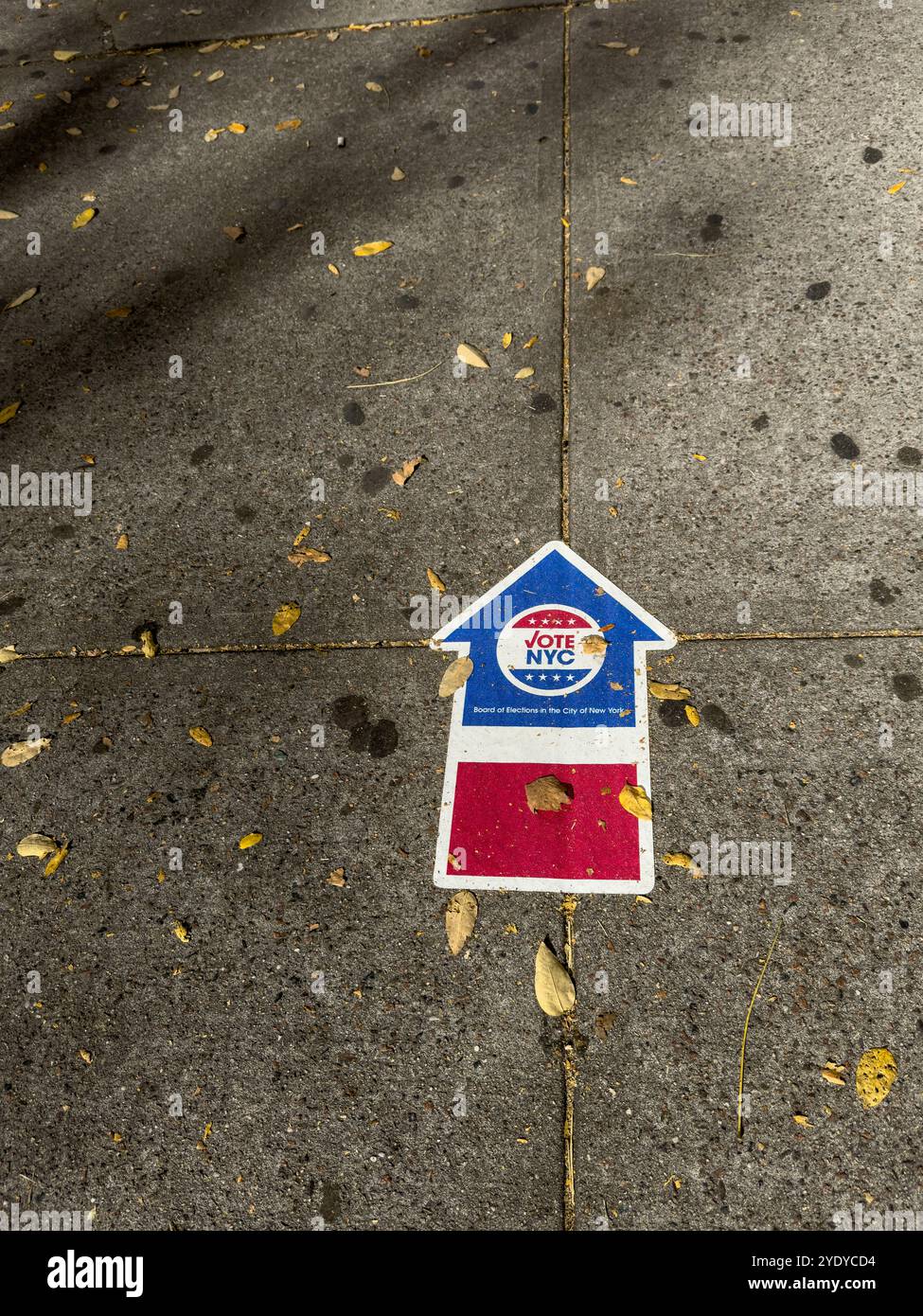 Flèche sur le trottoir indiquant le chemin vers un bureau de vote pour l'élection présidentielle de 2024 aux États-Unis d'Amérique, New York City, NY, US - Image de stock capturée avec un smartphone