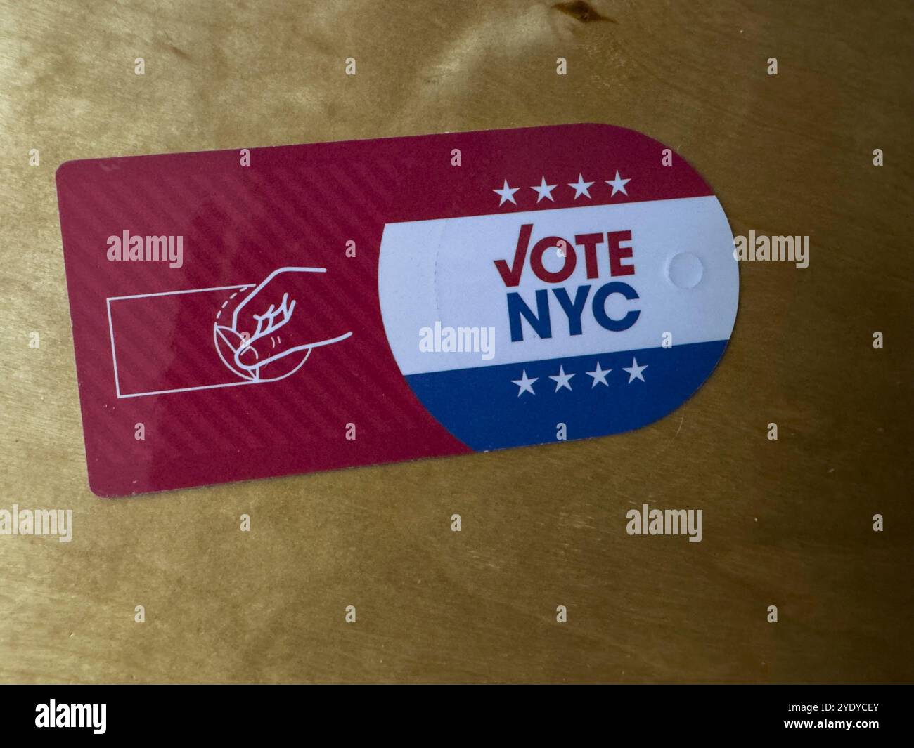 Votez l'autocollant NYC pour l'élection présidentielle des États-Unis d'Amérique 2024 à New York, NY, États-Unis - Image de stock capturée avec un smartphone