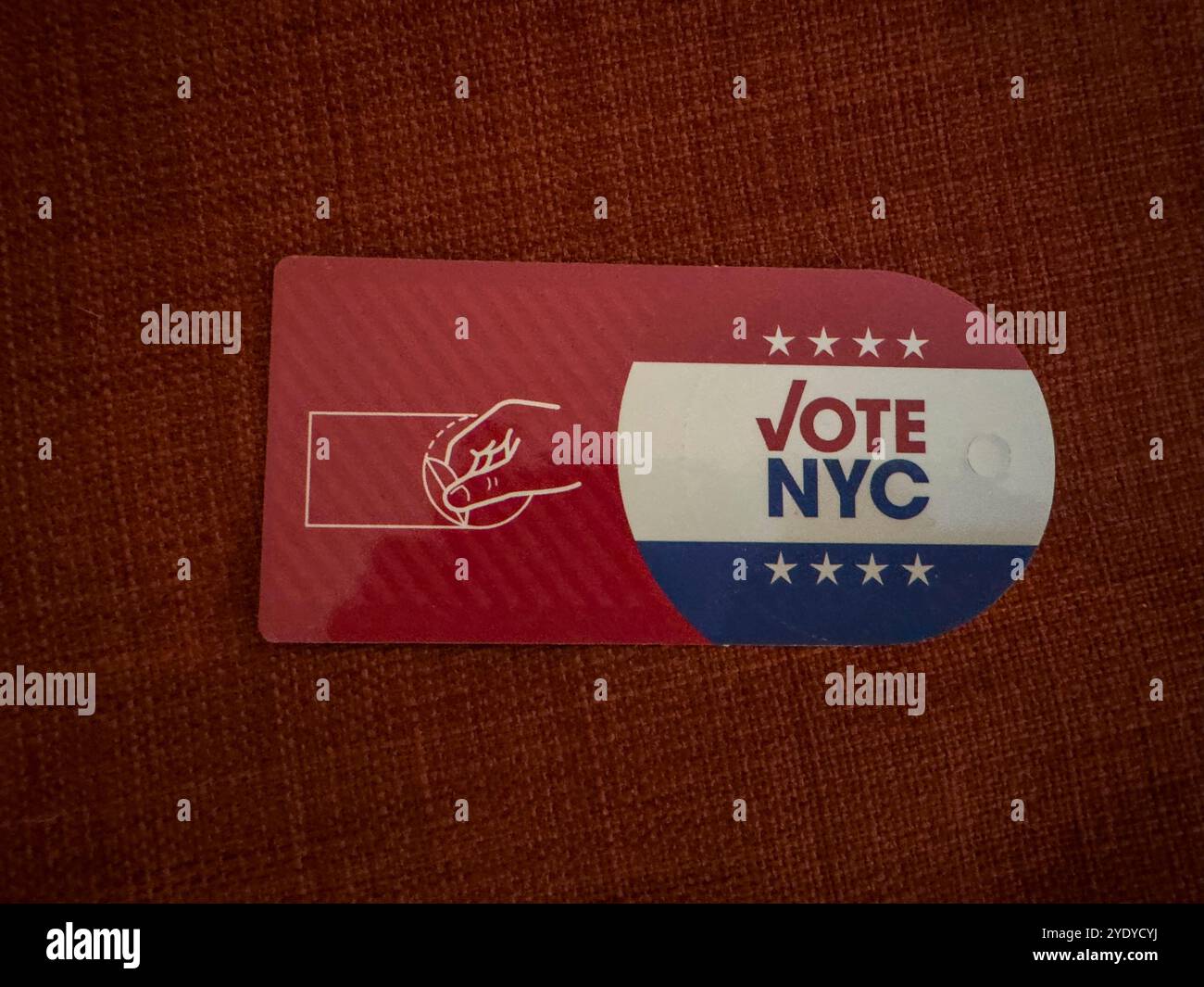 Votez l'autocollant NYC pour l'élection présidentielle des États-Unis d'Amérique 2024 à New York, NY, États-Unis - Image de stock capturée avec un smartphone
