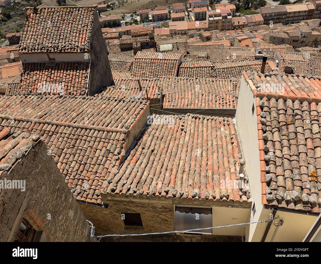 Vue sur les toits de tuiles d'argile au-dessus de la ville médiévale de Gangi, Sicile un jour d'été Banque D'Images