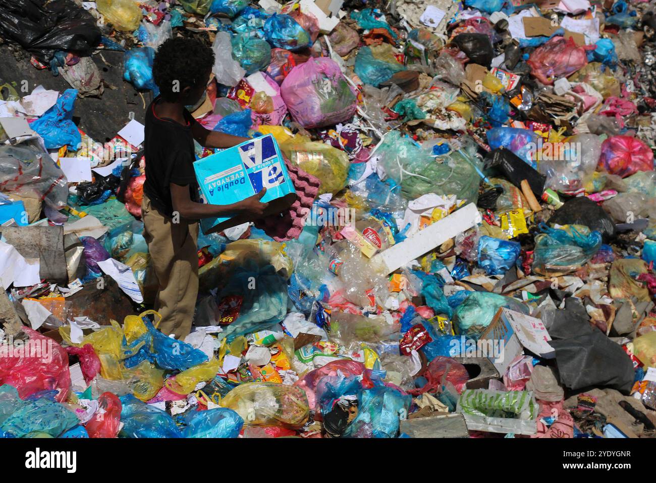 Une catastrophe environnementale menace des millions d'habitants au Yémen à cause du conflit en cours. Alors que le siège municipal a été fermé et que le service de collecte des déchets a cessé à Taiz, les déchets non collectés ont fui dans le système d'égouts par des pluies torrentielles. Récemment, les hôpitaux de Taiz ont reçu de nombreux cas de choléra et de dengue à la suite de l'aggravation de la situation humanitaire dans la ville. Parfois, les habitants de Taiz ont utilisé des bulldozers pour se débarrasser eux-mêmes des ordures Banque D'Images