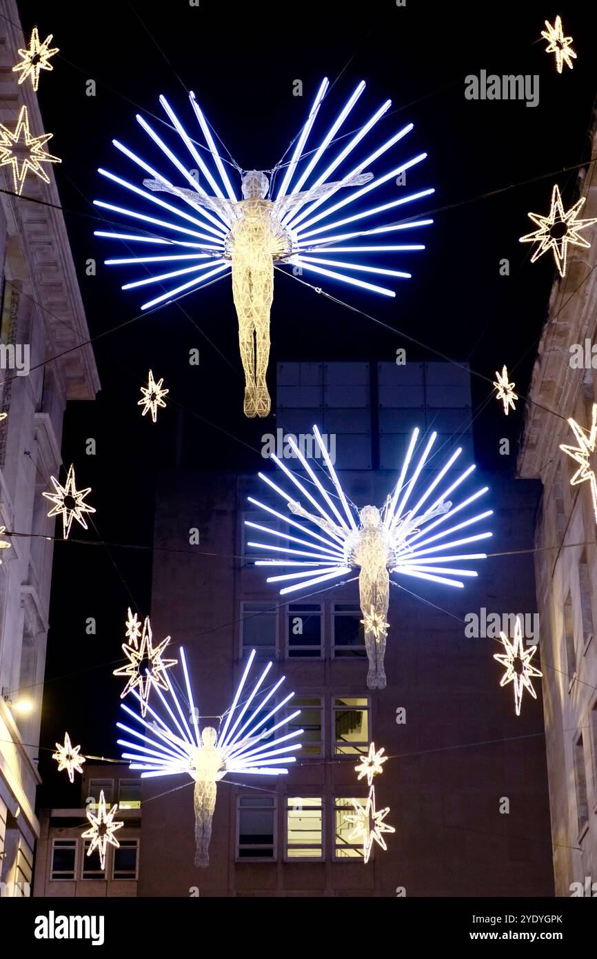 Lumières de Noël suspendues dans Carlton Street dans le West End de Londres. Banque D'Images