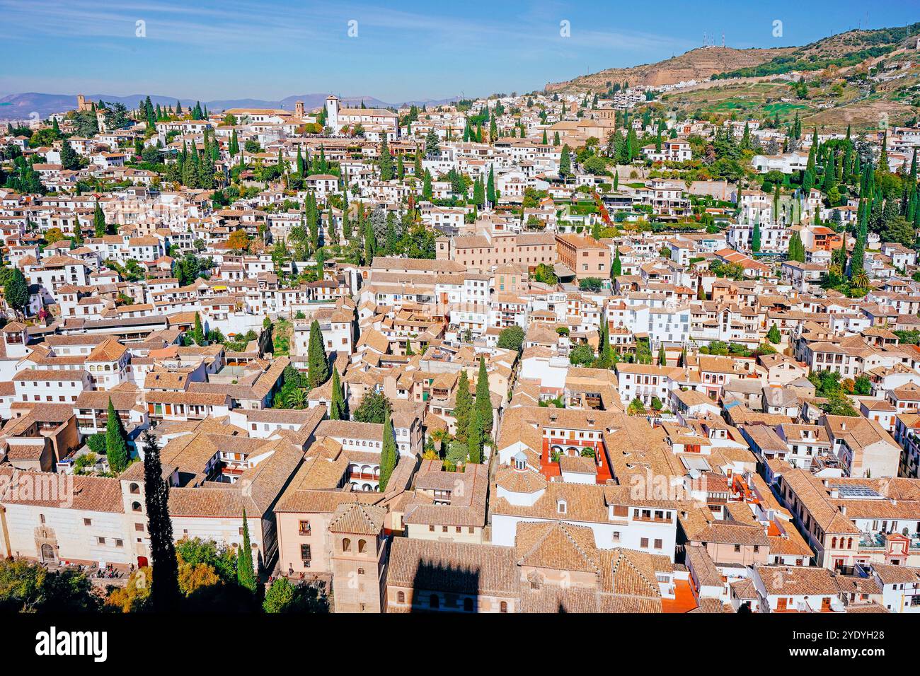 Grenade, Espagne. Charmant paysage urbain avec des maisons blanches classiques et des toits en tuiles, mettant en valeur le patrimoine de grenade depuis la vue panoramique sur l'alhambr Banque D'Images