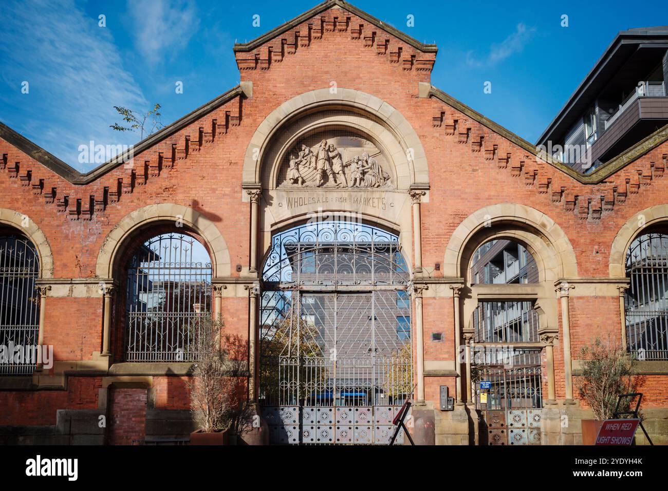 Bâtiment historique du marché aux poissons en briques rouges sous un ciel bleu clair. Centre-ville de Manchester Royaume-Uni. Banque D'Images